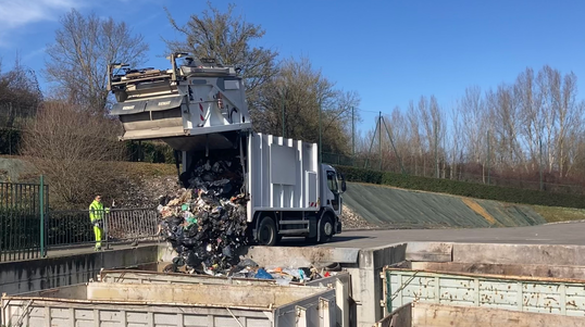 photo d'un camion qui vide son chargement au quai de transfert