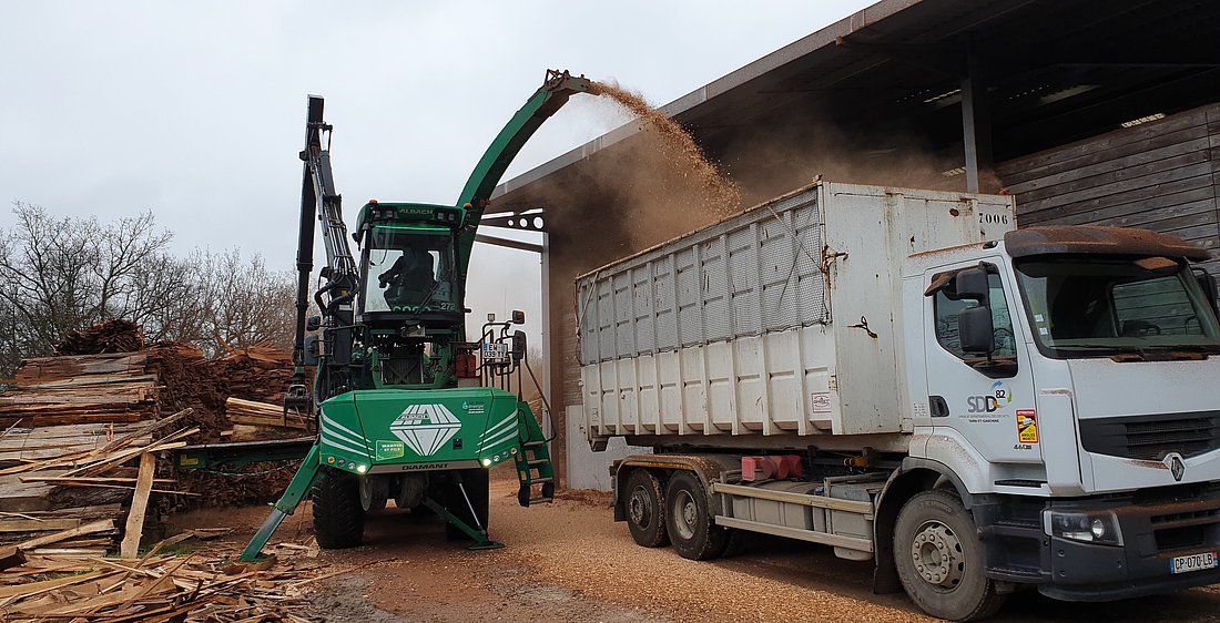 photo d'un chantier de broyage à la plateforme bois énergie camion sdd82